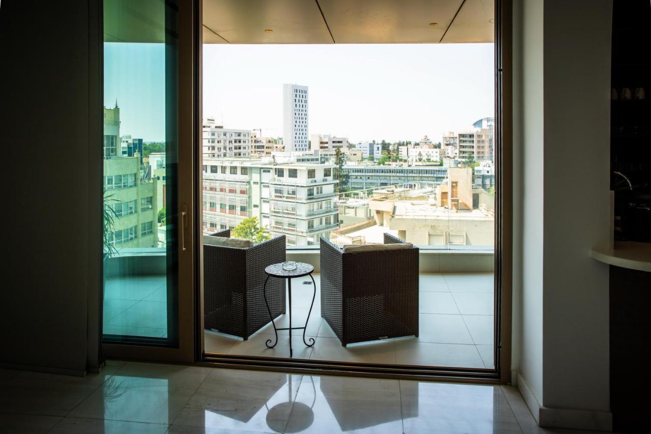 Phaedrus Living: 360 Tower Luxury Flat Apartment Nikosia Bagian luar foto