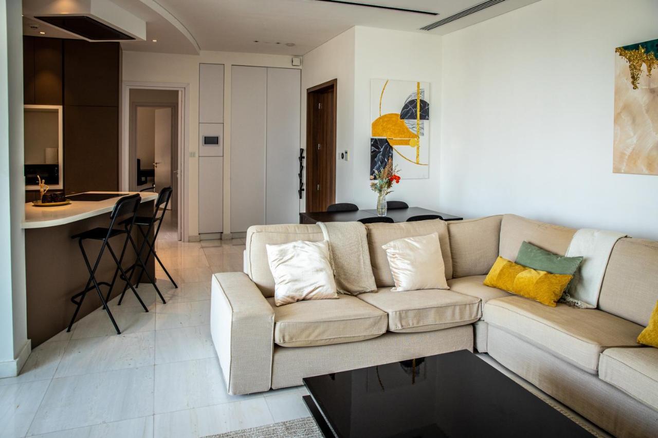 Phaedrus Living: 360 Tower Luxury Flat Apartment Nikosia Bagian luar foto