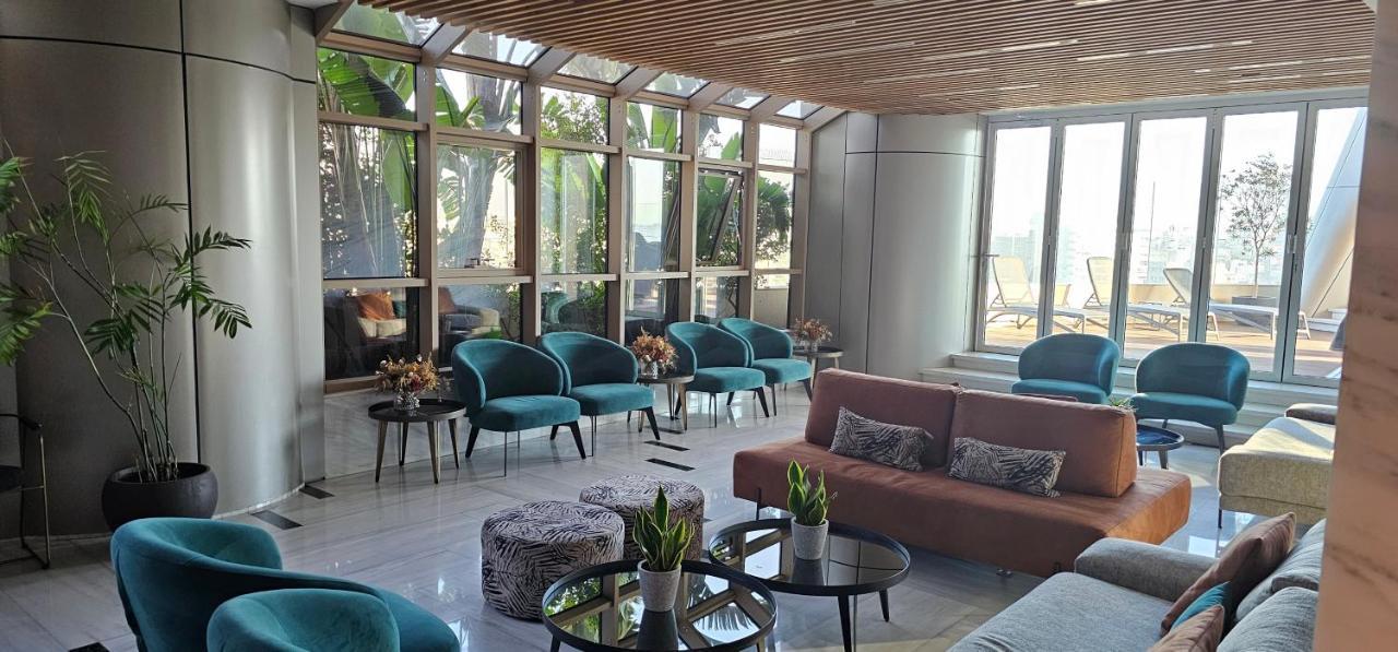 Phaedrus Living: 360 Tower Luxury Flat Apartment Nikosia Bagian luar foto