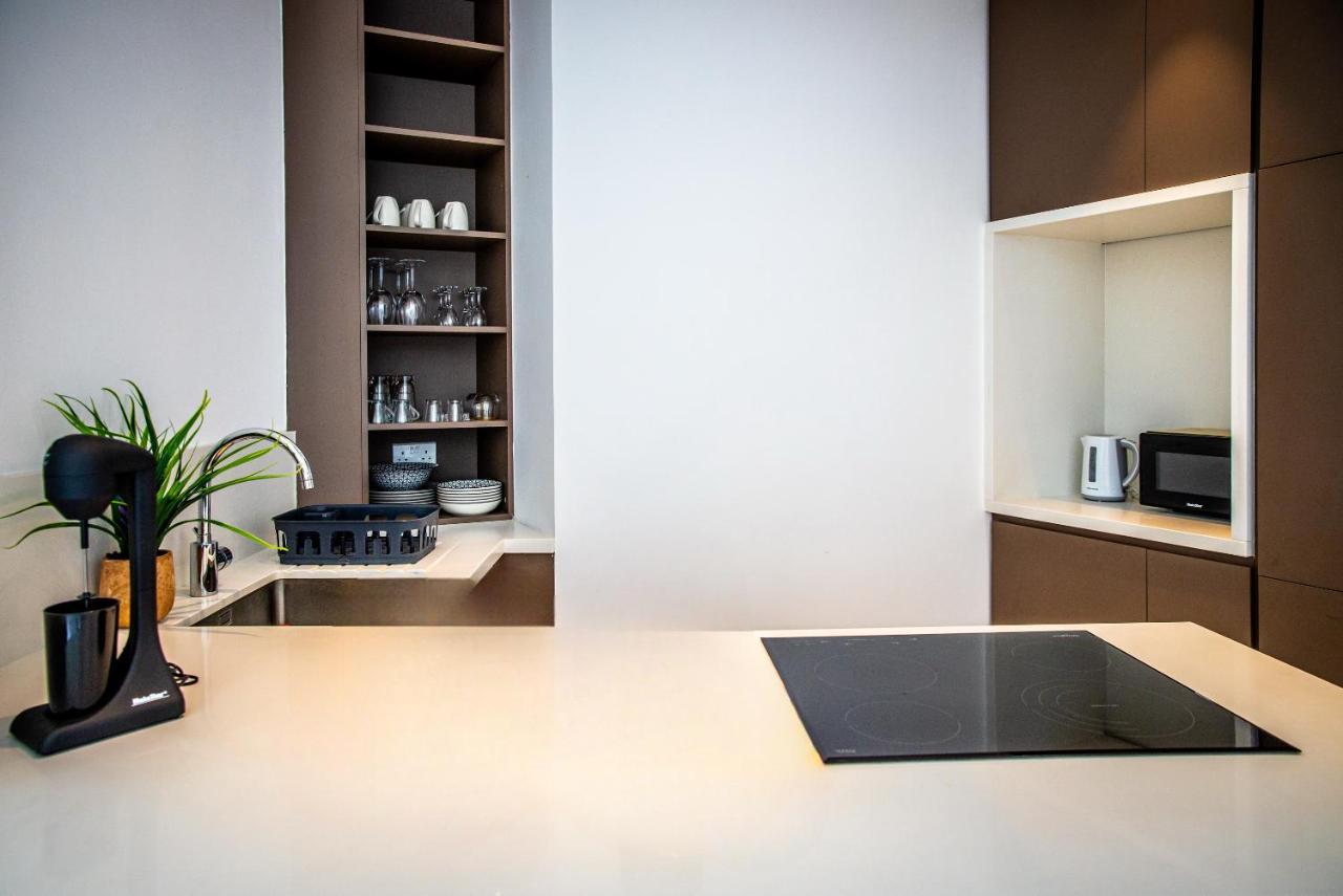 Phaedrus Living: 360 Tower Luxury Flat Apartment Nikosia Bagian luar foto