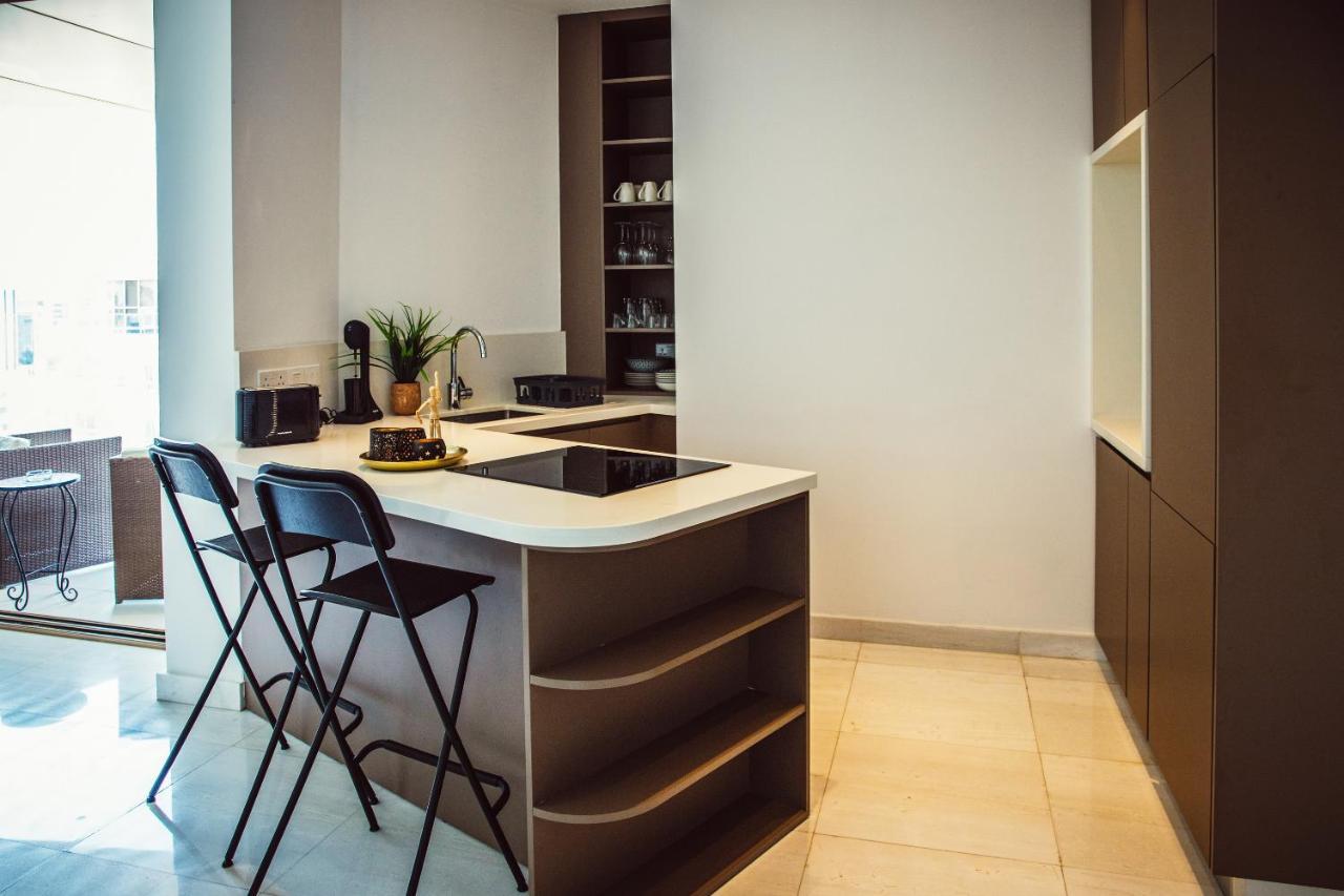 Phaedrus Living: 360 Tower Luxury Flat Apartment Nikosia Bagian luar foto