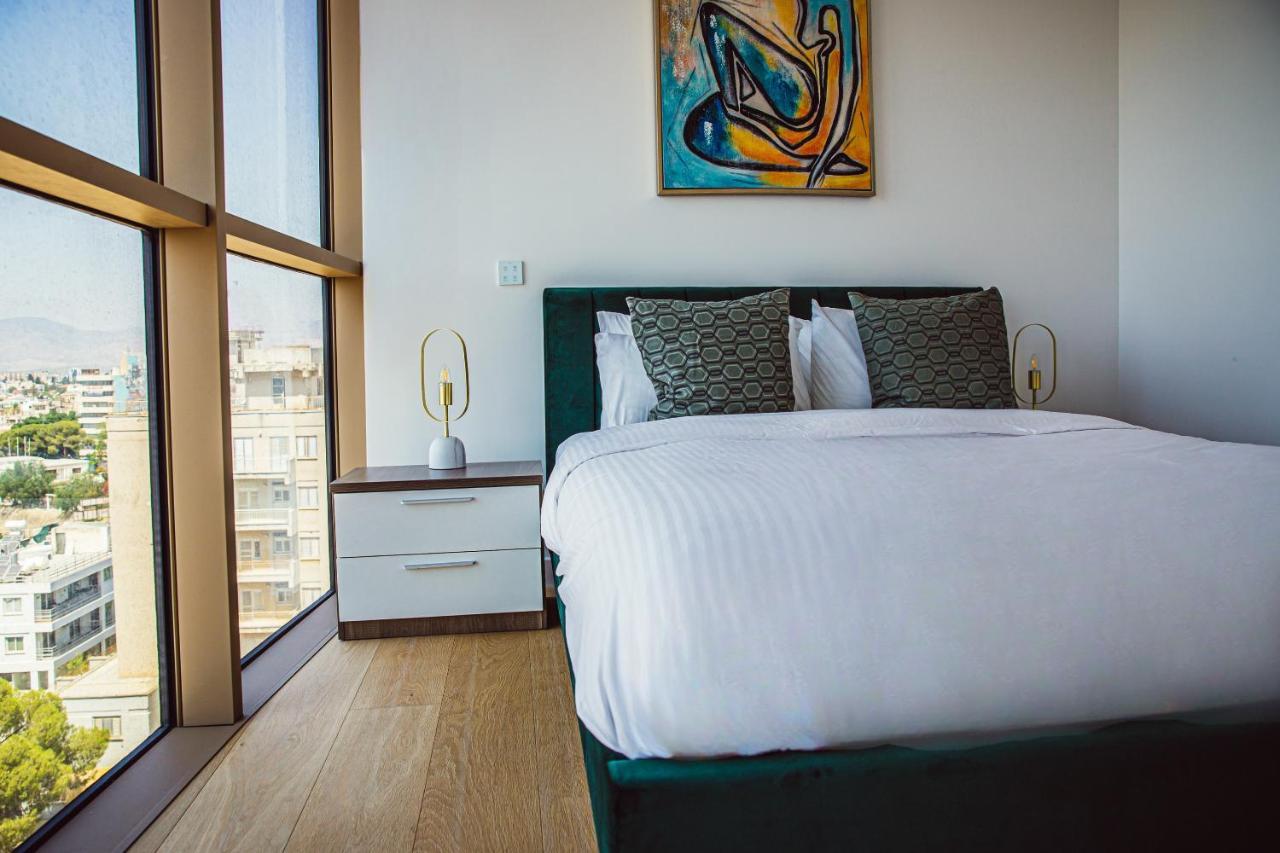Phaedrus Living: 360 Tower Luxury Flat Apartment Nikosia Bagian luar foto