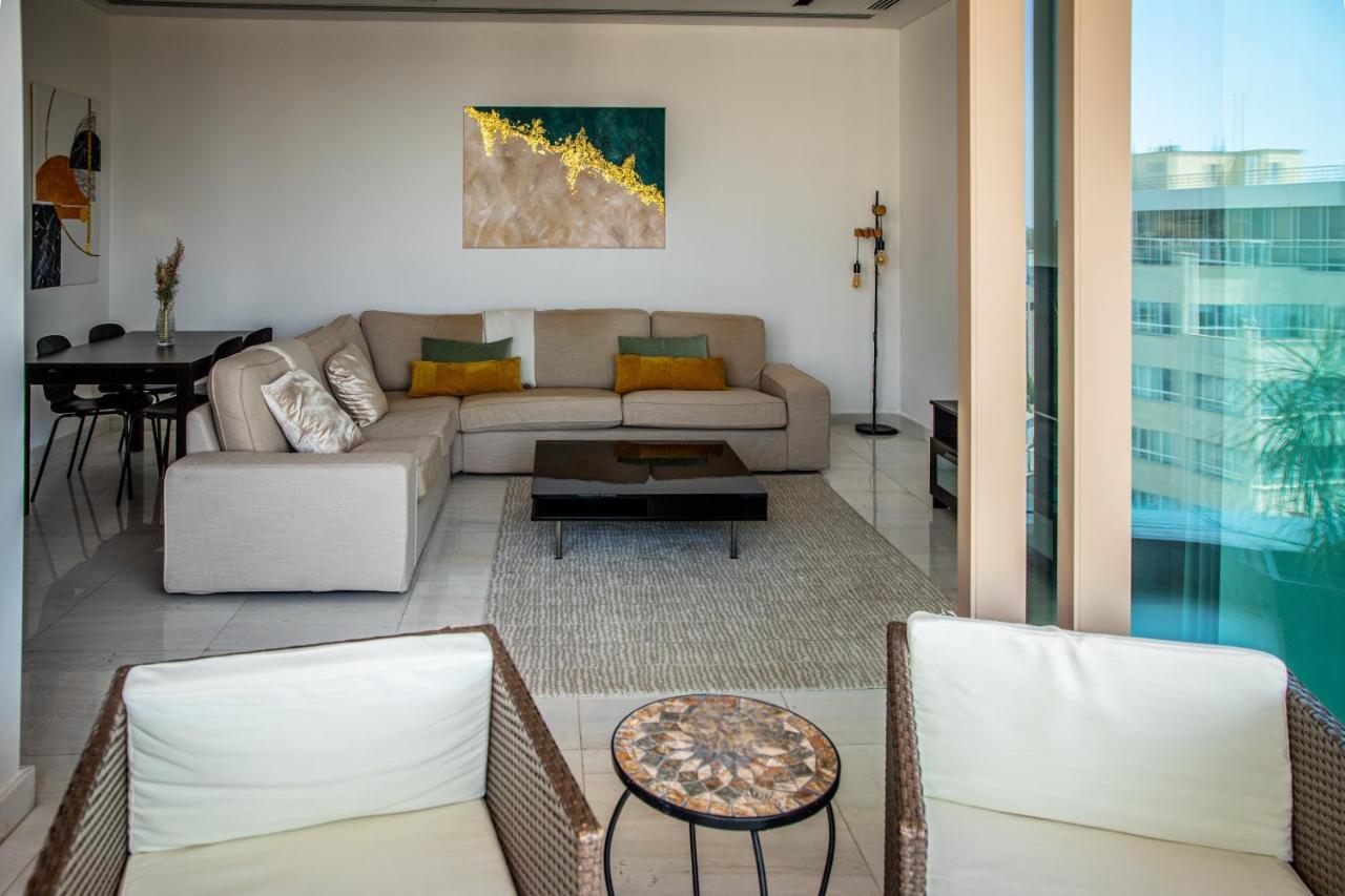 Phaedrus Living: 360 Tower Luxury Flat Apartment Nikosia Bagian luar foto