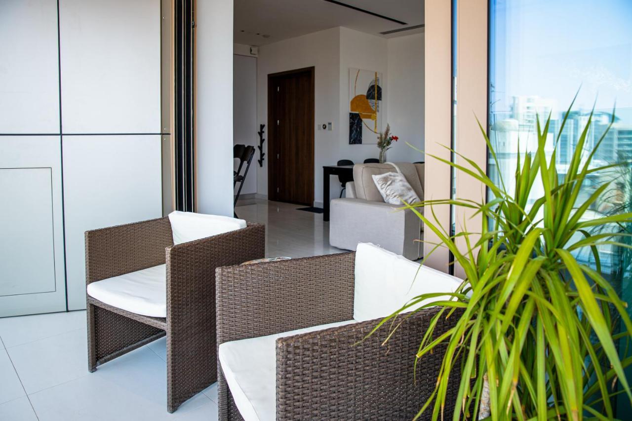 Phaedrus Living: 360 Tower Luxury Flat Apartment Nikosia Bagian luar foto
