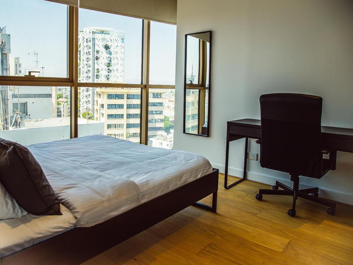 Phaedrus Living: 360 Tower Luxury Flat Apartment Nikosia Bagian luar foto